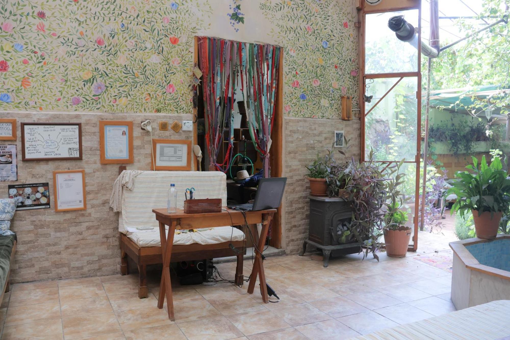 Lotus Garden Hostel Измир Экстерьер фото