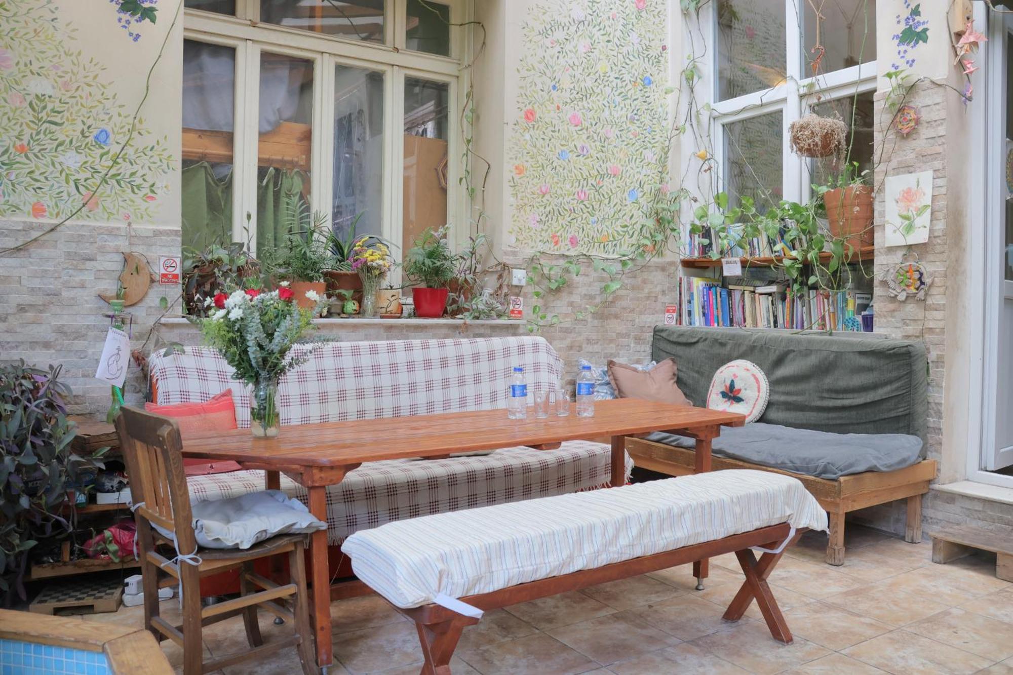 Lotus Garden Hostel Измир Экстерьер фото