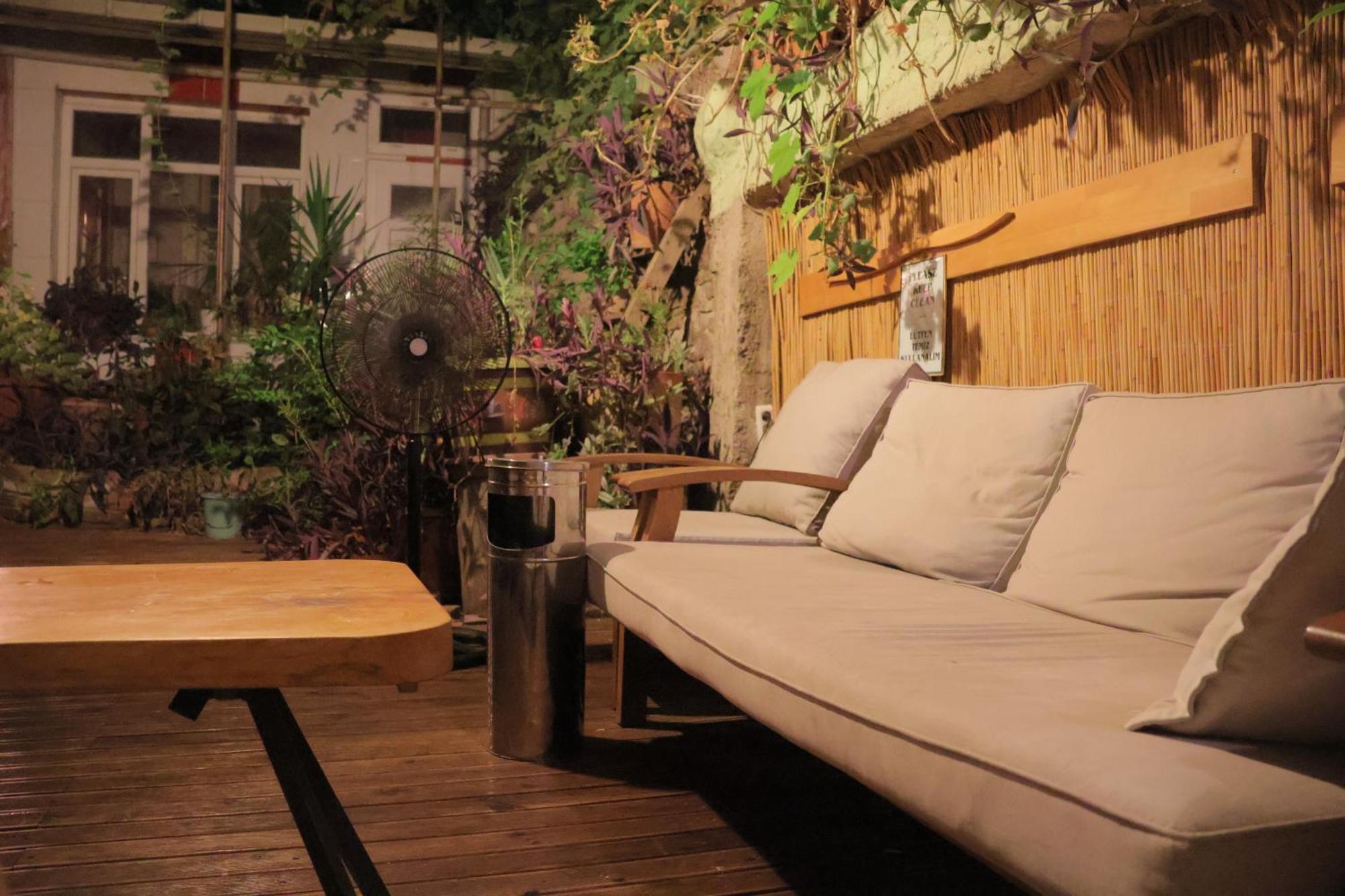Lotus Garden Hostel Измир Экстерьер фото