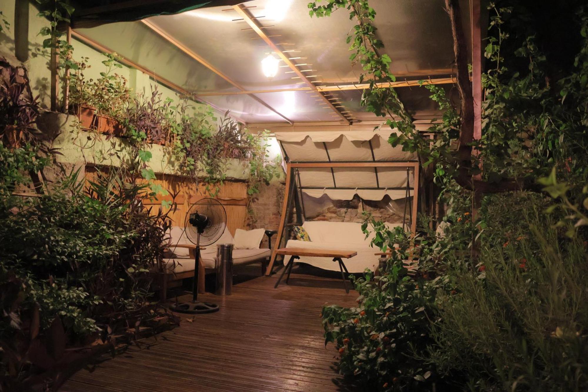 Lotus Garden Hostel Измир Экстерьер фото