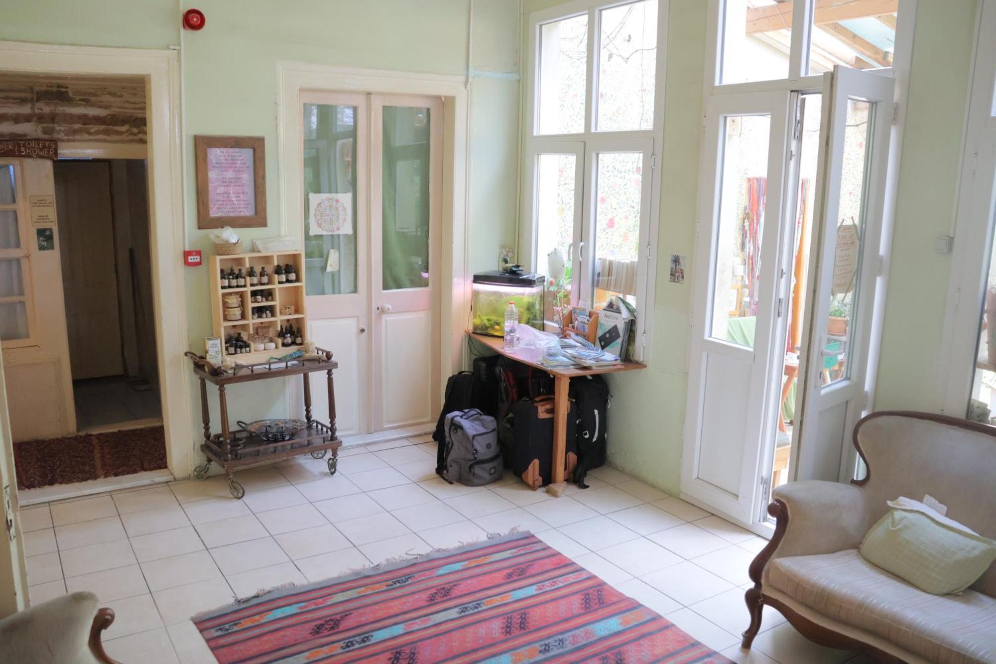 Lotus Garden Hostel Измир Экстерьер фото